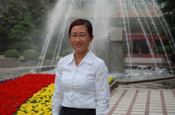 国际工商管理学院常务副院长靳玉英