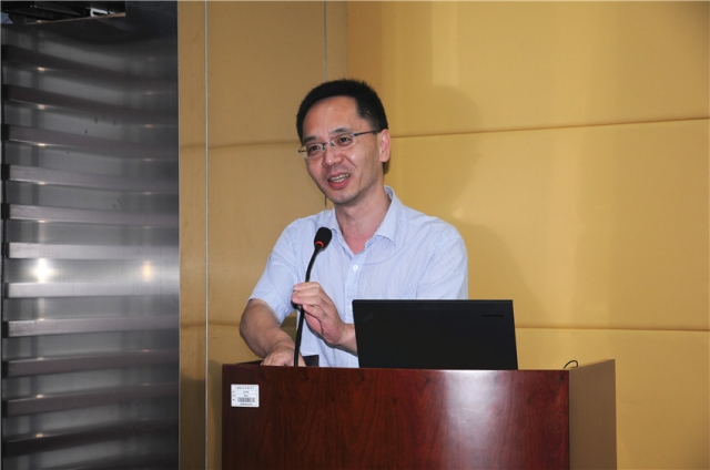 经济学院龚关